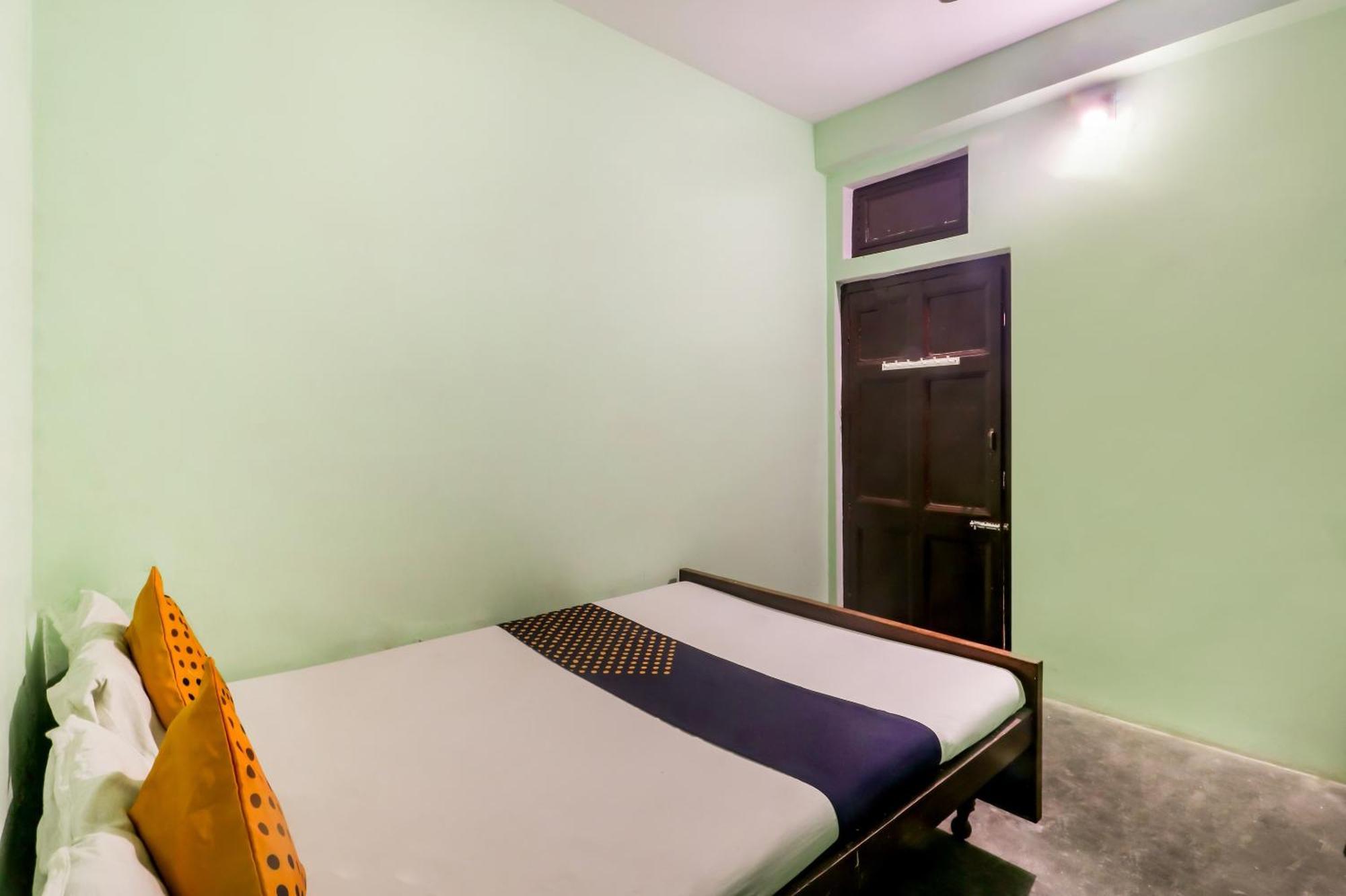Spot On Mishra Guest House Varanasi Bagian luar foto