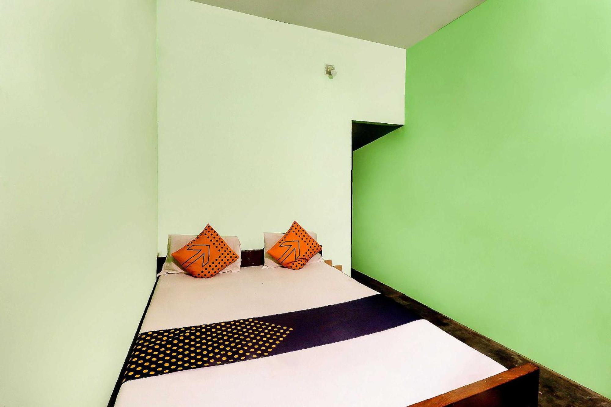Spot On Mishra Guest House Varanasi Bagian luar foto
