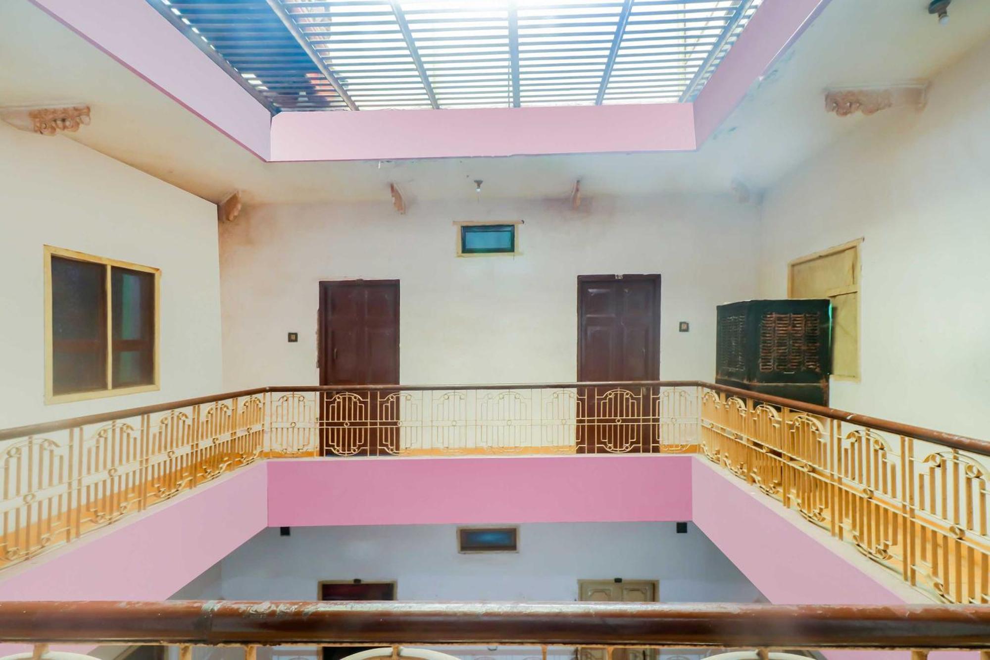 Spot On Mishra Guest House Varanasi Bagian luar foto