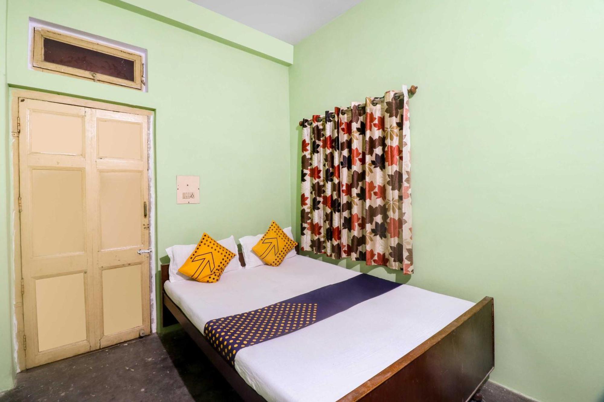 Spot On Mishra Guest House Varanasi Bagian luar foto