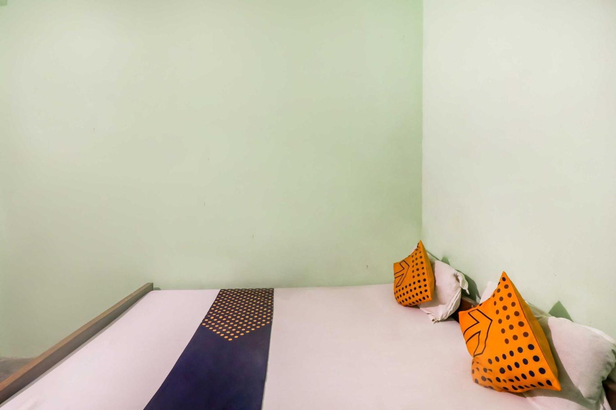 Spot On Mishra Guest House Varanasi Bagian luar foto